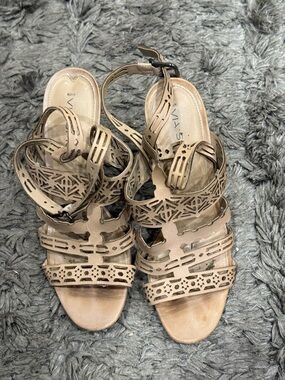 Via Spiga Sandals Women’s Size 8M Beige Kitten Heel Strappy Leather